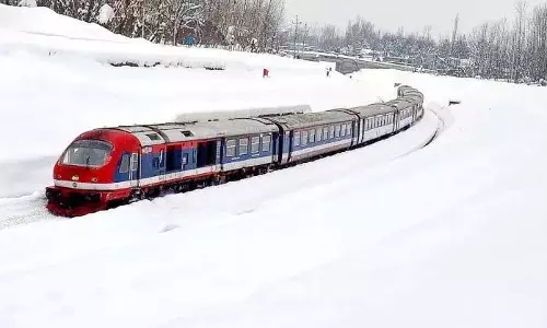 बर्फबारी के कारण Kashmir में रेल सेवा स्थगित