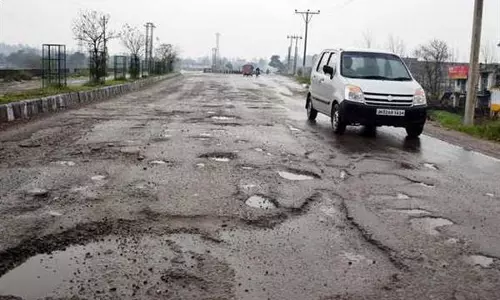Bhagalpur: गंगातटीय पंचायतों में क्षतिग्रस्त सड़कों की नहीं हो रही मरम्मत