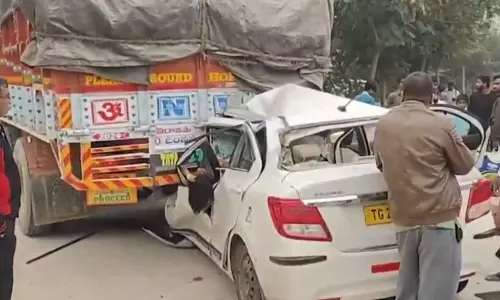 हाईवे पर तेज रफ्तार कार ने लॉरी को मारी टक्कर, 2 की मौत, देखें मंजर