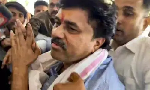 संतोष देशमुख हत्या: SIT ने कहा- वाल्मिक ने हत्या के दिन संदिग्धों से बात की थी संतोष देशमुख हत्या: SIT ने कहा- वाल्मिक ने हत्या के दिन संदिग्धों से बात की थी