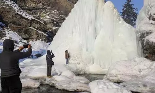 Kashmir में शीतलहर तेज़ हुई, घाटी में रात के तापमान में गिरावट Kashmir में शीतलहर तेज़ हुई, घाटी में रात के तापमान में गिरावट