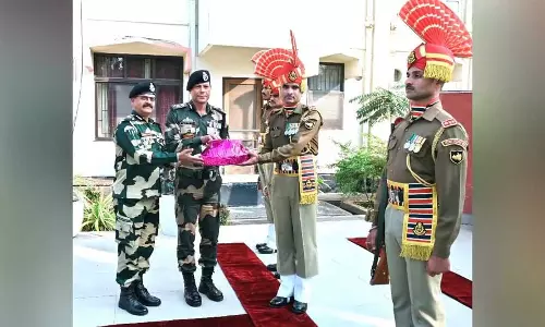 Guwahati फ्रंटियर की सुरक्षा स्थिति की समीक्षा की Guwahati फ्रंटियर की सुरक्षा स्थिति की समीक्षा की