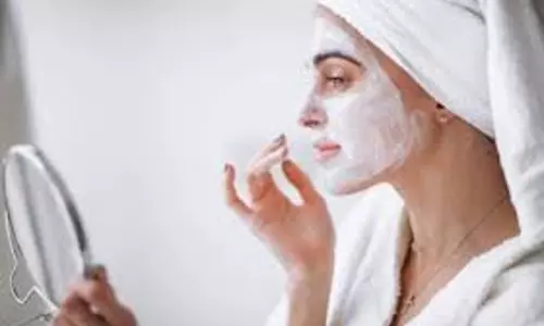Lifestyle: नेचुरल और गोरी त्वचा पाने के लिए अपनी स्किन केयर रूटीन में शामिल करें यह चीजें