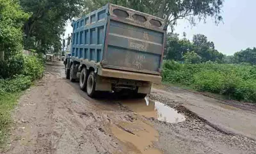 Himachal की सड़कों पर ओवरलोड ट्रकों ने मचाई तबाही Himachal की सड़कों पर ओवरलोड ट्रकों ने मचाई तबाही