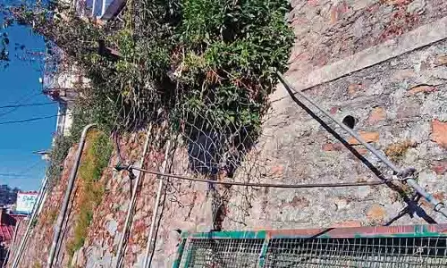 DDU अस्पताल के पास धातु की जाली खतरे में DDU अस्पताल के पास धातु की जाली खतरे में