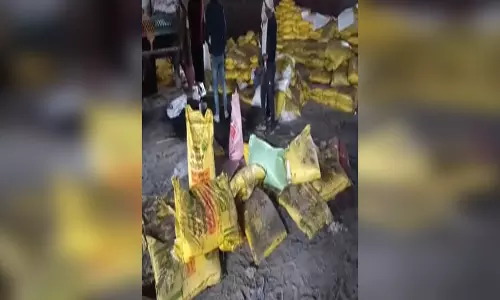 कृषि विभाग ने अवैध खाद फैक्ट्री पर की छापेमारी, मौके पर मची भगदड़ कृषि विभाग ने अवैध खाद फैक्ट्री पर की छापेमारी, मौके पर मची भगदड़