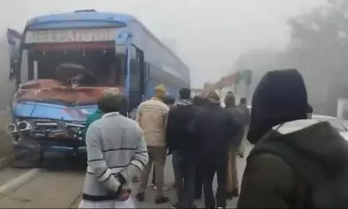 Noida एक्सप्रेसवे पर हादसा, बस ने अन्य बस को टक्कर मारी, तीन लोग घायल Noida एक्सप्रेसवे पर हादसा, बस ने अन्य बस को टक्कर मारी, तीन लोग घायल