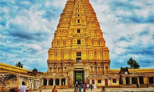 Karnataka: हम्पी विरुपाक्ष मंदिर में केले पर प्रतिबंध, जानिए कारण
