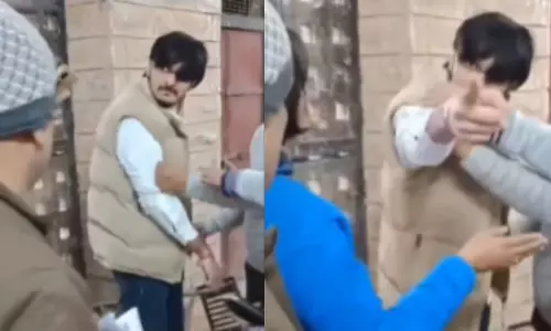 नकल करते पकड़े जाने पर छात्र ने शिक्षक को थप्पड़ मारे, गालियां दीं, VIDEO वायरल