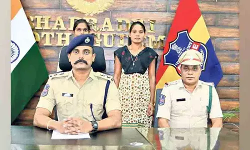 माओवादी क्षेत्र समिति के सदस्य ने Kothagudem पुलिस के समक्ष आत्मसमर्पण किया