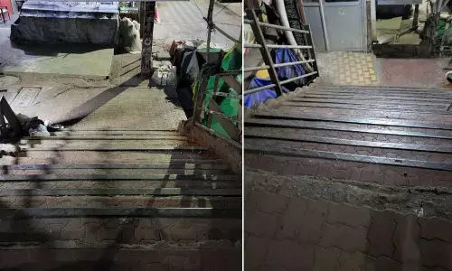 Dombivli: उरसेकरवाड़ी में स्काईवॉक की सीढ़ियों पर फिसले यात्री Dombivli: उरसेकरवाड़ी में स्काईवॉक की सीढ़ियों पर फिसले यात्री