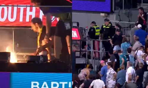 ब्रिसबेन हीट बनाम होबार्ट हरिकेंस क्लैश के दौरान गाबा स्टेडियम में लगी आग, VIDEO... ब्रिसबेन हीट बनाम होबार्ट हरिकेंस क्लैश के दौरान गाबा स्टेडियम में लगी आग, VIDEO...