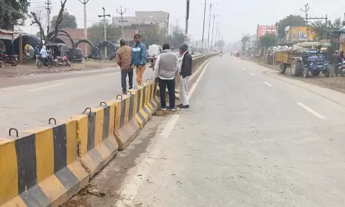 Alwar: राष्ट्रीय सड़क सुरक्षा माह के तहत अवैध कट को बंद कराने की कार्यवाही की गई