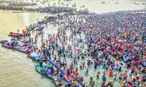 Maha Kumbh: चौथे दिन 25 लाख से अधिक श्रद्धालुओं ने त्रिवेणी संगम में लगाई डुबकी Maha Kumbh: चौथे दिन 25 लाख से अधिक श्रद्धालुओं ने त्रिवेणी संगम में लगाई डुबकी