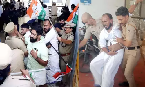 मलप्पुरम DMO कार्यालय पर युवा कांग्रेस: बिजली नाकाबंदी हड़ताल की गई मलप्पुरम DMO कार्यालय पर युवा कांग्रेस: बिजली नाकाबंदी हड़ताल की गई