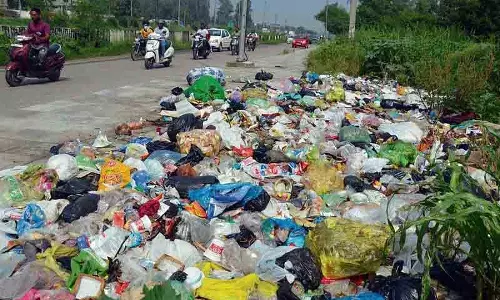 Amritsar: भोजनालयों के पास सड़कों पर कूड़ा फेंकने के संबंध में कार्रवाई की मांग की Amritsar: भोजनालयों के पास सड़कों पर कूड़ा फेंकने के संबंध में कार्रवाई की मांग की
