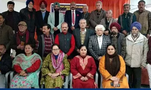 Jammu: गुरु गोबिंद सिंह जी को समर्पित कवि दरबार का आयोजन Jammu: गुरु गोबिंद सिंह जी को समर्पित कवि दरबार का आयोजन