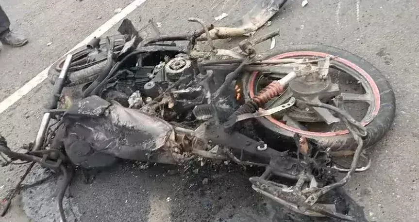 Giridih: गावां में बाइक पोल से टकराई, 2 सवार जख्मी Giridih: गावां में बाइक पोल से टकराई, 2 सवार जख्मी