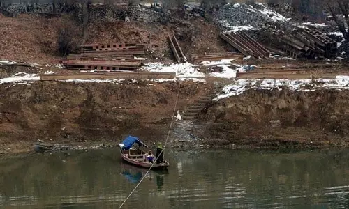 Jammu: कश्मीरी नाविक महिला अपने परिवार को बचाने के लिए ज्वार के विपरीत नाव चला