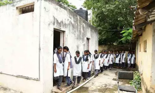 Telangana: सरकारी स्कूलों में लड़कियों के लिए शौचालय की सुविधा नहीं
