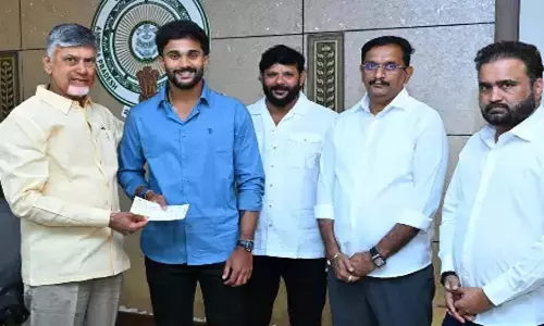 Naidu ने क्रिकेटर नीतीश कुमार रेड्डी को 25 लाख रुपए का चेक दिया