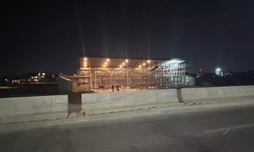 रामा ग्रीन्स के भव्य गेट का निर्माण जारी, कार्रवाई महज दिखावा