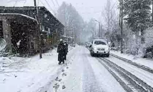 Jammu-Kashmir में ताजा बर्फबारी और हल्की बारिश से रेल और सड़क यातायात प्रभावित Jammu-Kashmir में ताजा बर्फबारी और हल्की बारिश से रेल और सड़क यातायात प्रभावित