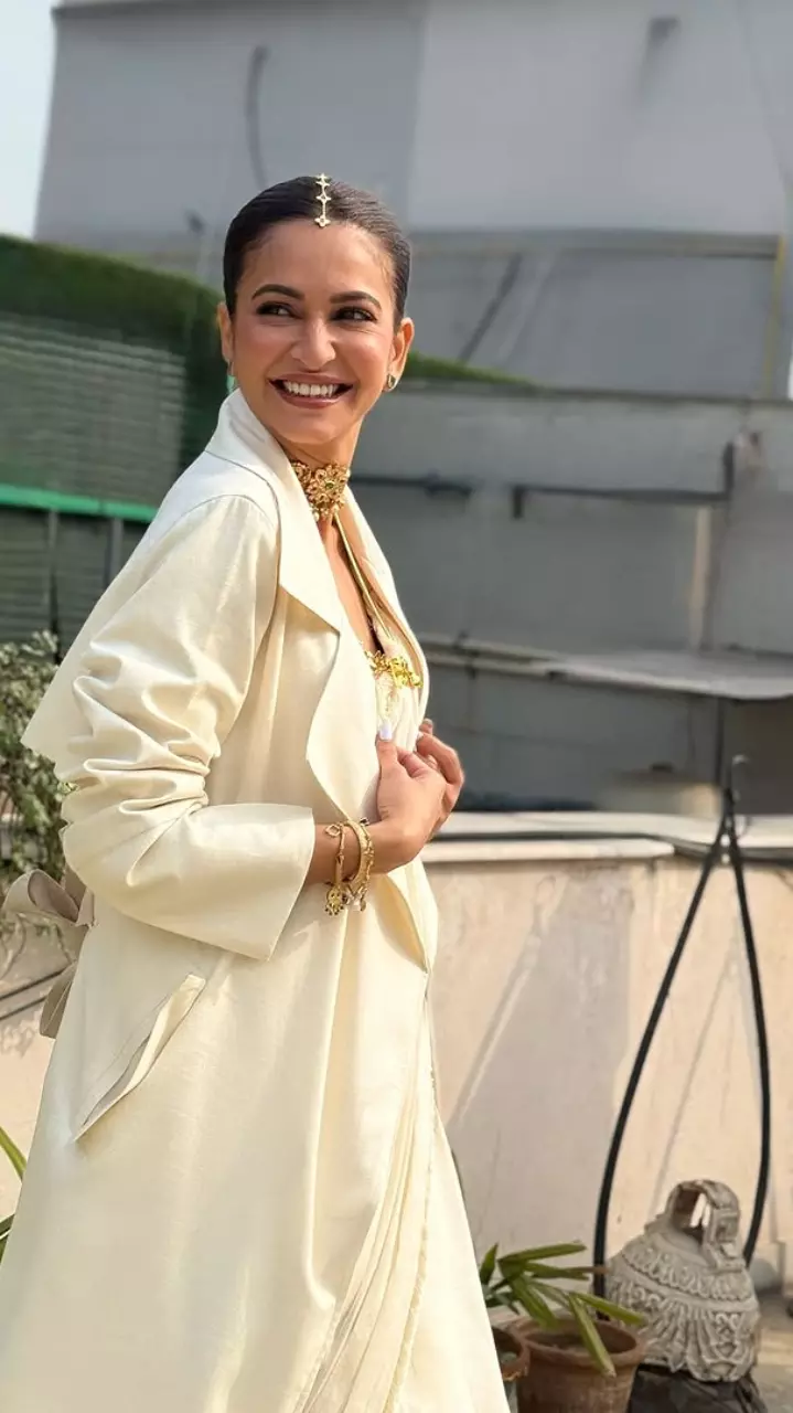 कृति खरबंदा का सिजलिंग लुक दिखा