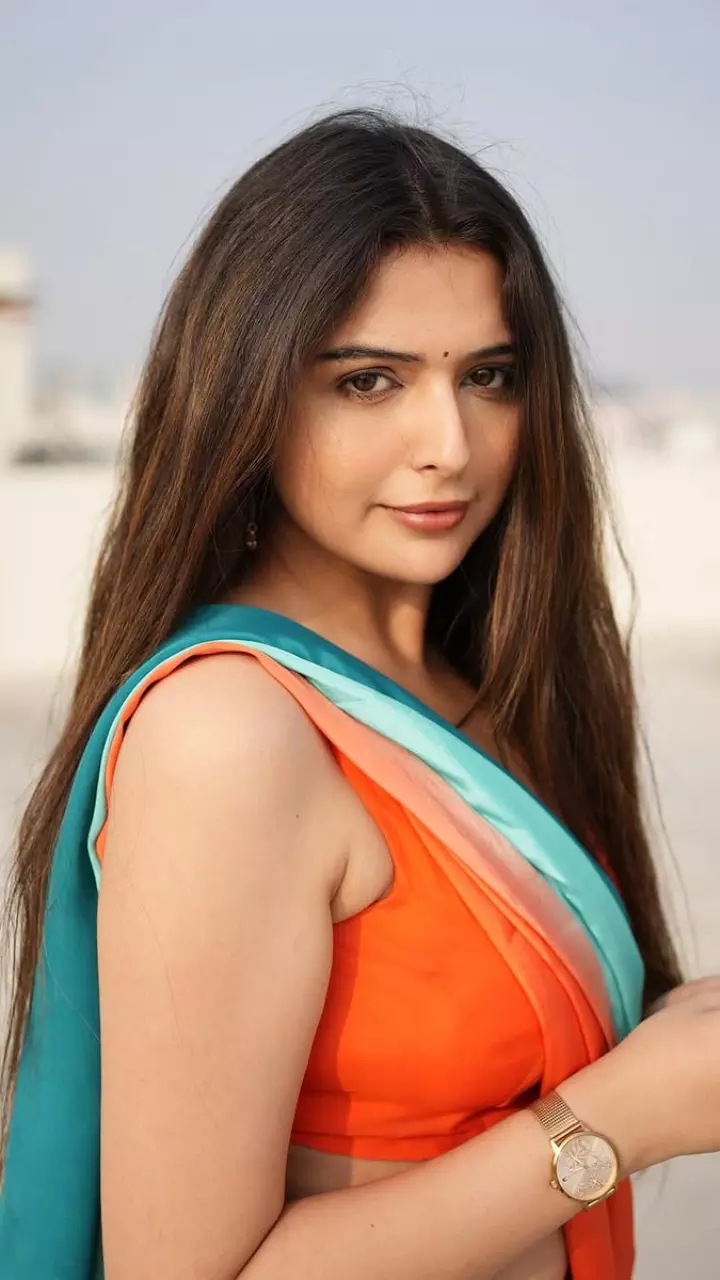 साड़ी में खूबसूरत लगी वेदविका सोनी