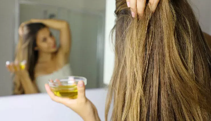 Hair Care: क्या आप भी करते हैं बालों में गर्म तेल लगाने की गलती, हो जाएं सावधान