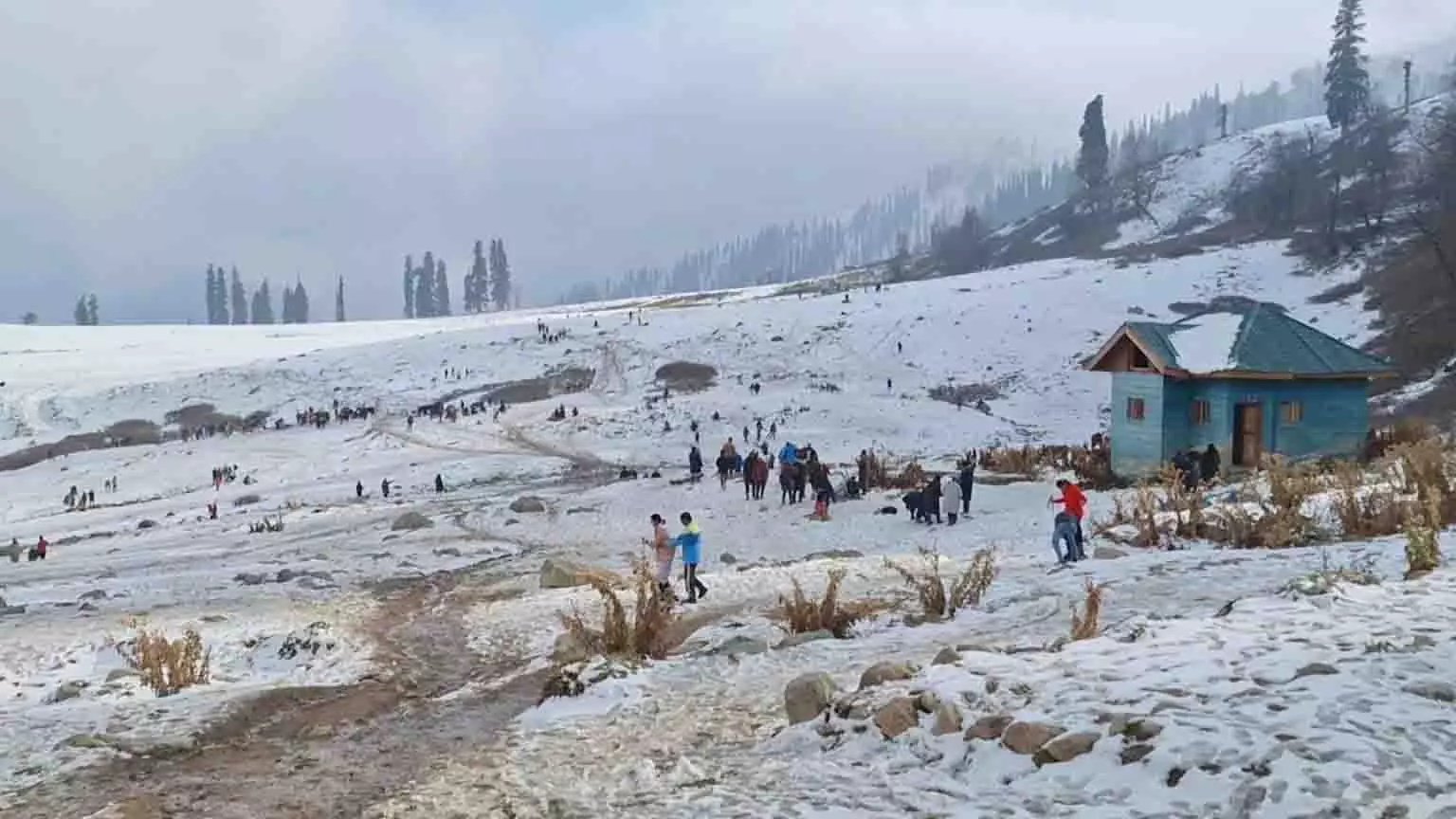 वैष्णो देवी भवन में बर्फबारी ने तीर्थयात्रियों को मंत्रमुग्ध कर दिया वैष्णो देवी भवन में बर्फबारी ने तीर्थयात्रियों को मंत्रमुग्ध कर दिया