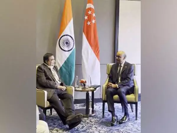 Nitin Gadkari ने सिंगापुर के राष्ट्रपति थर्मन के साथ टिकाऊ विमानन ईंधन, हरित हाइड्रोजन पर चर्चा की Nitin Gadkari ने सिंगापुर के राष्ट्रपति थर्मन के साथ टिकाऊ विमानन ईंधन, हरित हाइड्रोजन पर चर्चा की