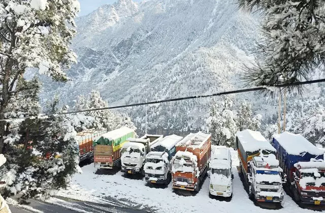 Himachal: बर्फबारी के बाद लाहौल में सड़क संपर्क बाधित