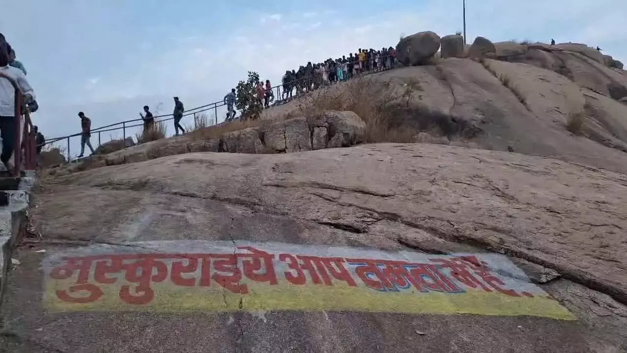 पहाड़ में अनोखा मेला, विवाह की मनौती मांगने पहुंच रहे युवक और युवती