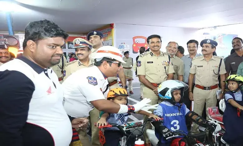 कमिश्नर ने Hyderabad के नुमाइश में पुलिस स्टॉल का उद्घाटन किया