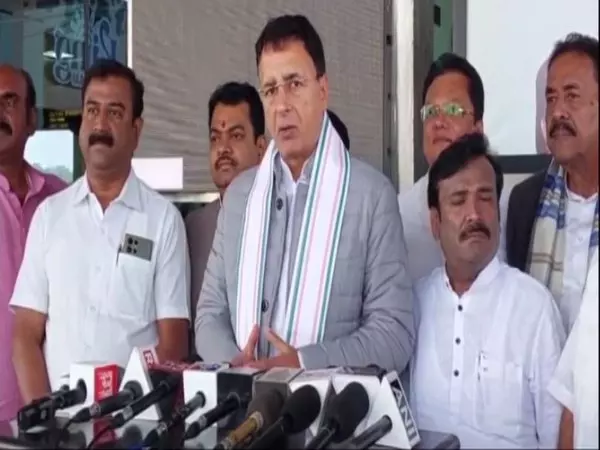 Karnataka: नेतृत्व परिवर्तन संबंधी टिप्पणी पर मंत्री जारकीहोली को नोटिस दिए जाने की खबरों को सुरजेवाला ने नकारा Karnataka: नेतृत्व परिवर्तन संबंधी टिप्पणी पर मंत्री जारकीहोली को नोटिस दिए जाने की खबरों को सुरजेवाला ने नकारा