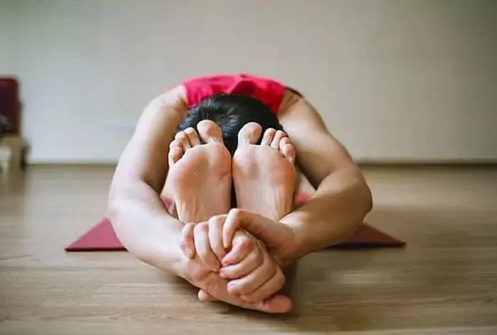 Yoga Tips: अगर आप पहली बार कर रहे हैं योग तो भूलकर भी न करें ये गलतियां