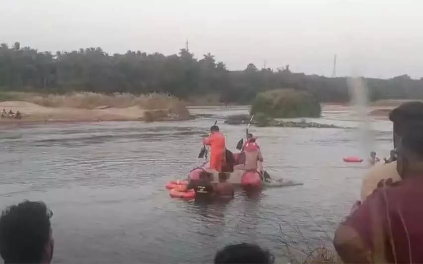 Kerala : भरतपुझा में एक परिवार के चार सदस्यों के बह जाने से महिला की मौत Kerala : भरतपुझा में एक परिवार के चार सदस्यों के बह जाने से महिला की मौत