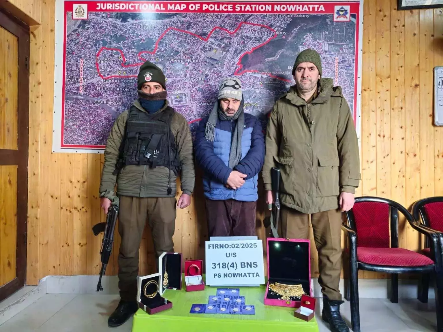 पुलिस ने Kashmir के बिजबेहरा में नकली आभूषणों के साथ धोखेबाज सुनार को गिरफ्तार किया