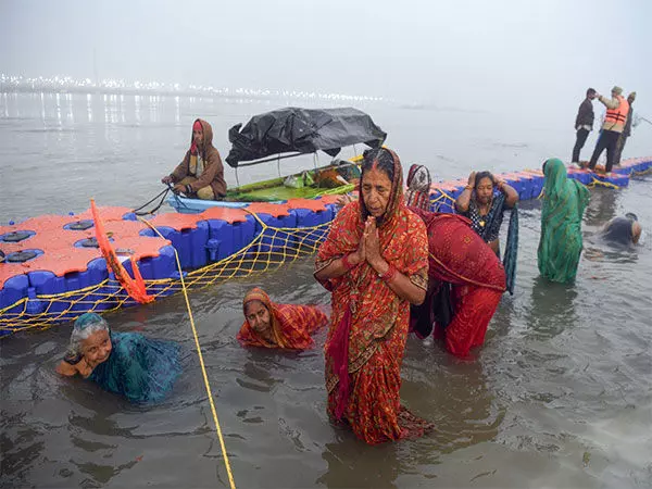 MahaKumbh: पांचवें दिन दोपहर 2 बजे तक 25 लाख से अधिक श्रद्धालुओं ने त्रिवेणी संगम में डुबकी लगाई