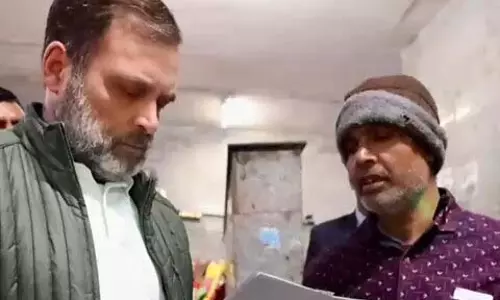 AIIMS के पास फुटपाथ में सो रहे मरीज के परिजनों से मिले राहुल गांधी, वीडियो