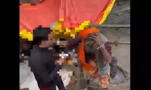 कांटे वाले बाबा ने जड़ा तमाचा, रिपोर्टर के उड़े होश