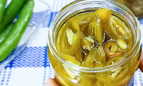 health: सिरके के साथ हरी मिर्च, जानें आपकी सेहत के लिए कैसे है फायदेमंद