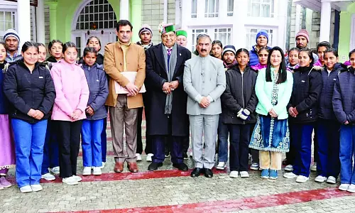 Himachal: मनोरंजक दौरे से लौटे बच्चों ने सीएम के साथ साझा किए अनुभव