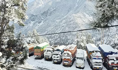 Himachal: बर्फबारी के बाद लाहौल में सड़क संपर्क बाधित