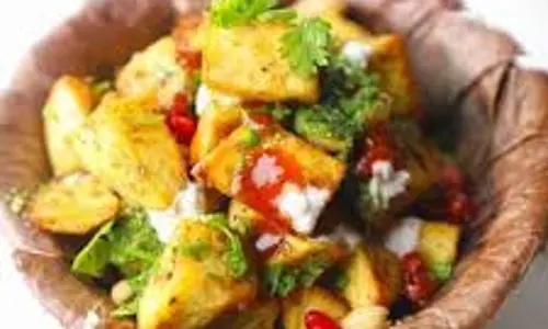 Recipe: घर पर इस आसान तरीके से बनाएं स्ट्रीट पोटैटो चाट