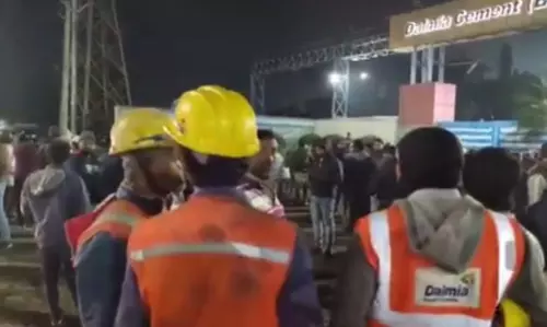 Odisha: सुंदरगढ़ में सीमेंट फैक्ट्री में हादसा 64 मजदूरों को बचाया गया, तीन मलबे में फंसे
