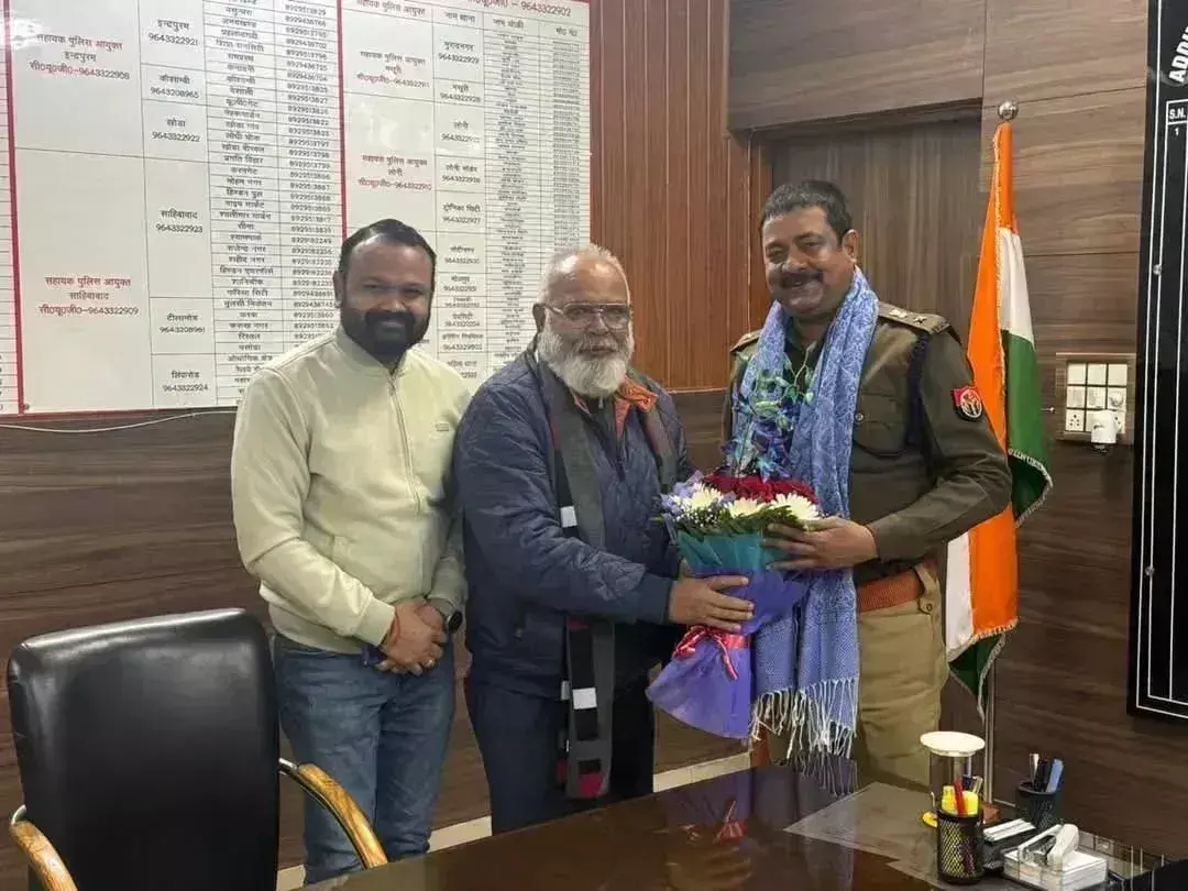 Ghaziabad: डॉ. सुभाष गुप्ता ने डीसीपी राजेश कुमार को सम्मानित किया Ghaziabad: डॉ. सुभाष गुप्ता ने डीसीपी राजेश कुमार को सम्मानित किया