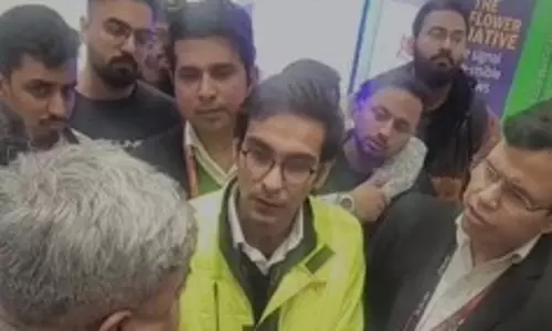 आईजीआई एयरपोर्ट पर विमान की देरी के बाद कर्मचारियों से बहस करते नजर आए यात्री