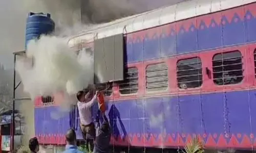 Assam : गुवाहाटी रेलवे स्टेशन पर रेलवे कोच रेस्तरां में आग लग गई Assam : गुवाहाटी रेलवे स्टेशन पर रेलवे कोच रेस्तरां में आग लग गई